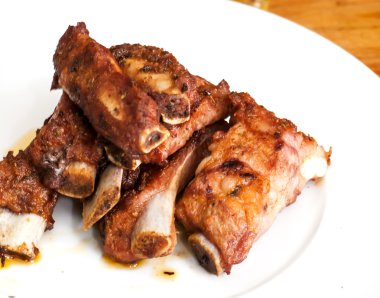 Kavrulmuş Domuz kaburga beyaz bir plaka üzerinde