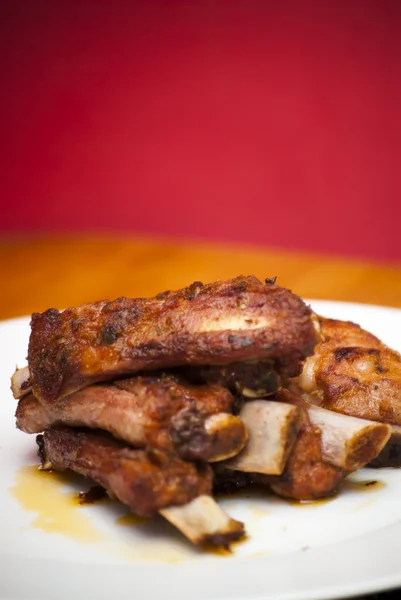 Costillas de cerdo asadas en un plato blanco — Foto de Stock