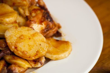 Ahtapot kırmızı beyaz tabakta, olarak da bilinen Galiçyaca oc biber ile