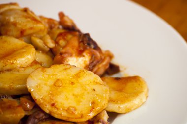 Ahtapot kırmızı beyaz tabakta, olarak da bilinen Galiçyaca oc biber ile