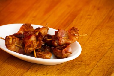 Bir wh üzerinde bir kürdan ile pişmiş pastırma konunun dilim rulo