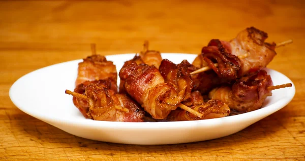 Rollos de láminas de tema de tocino cocido con un palillo de dientes en un wh — Foto de Stock