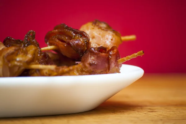 Rollos de láminas de tema de tocino cocido con un palillo de dientes en un wh — Foto de Stock