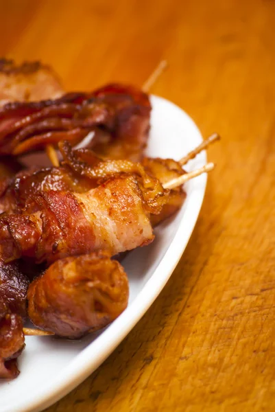 Rollos de láminas de tema de tocino cocido con un palillo de dientes en un wh — Foto de Stock