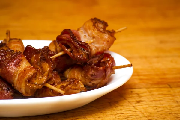 Rollos de láminas de tema de tocino cocido con un palillo de dientes en un wh — Foto de Stock