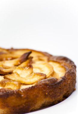 Beyaz tabakta elmalı turta.