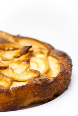 Beyaz tabakta elmalı turta.