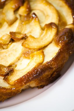 Beyaz tabakta elmalı turta.