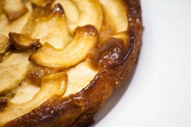 Beyaz tabakta elmalı turta.