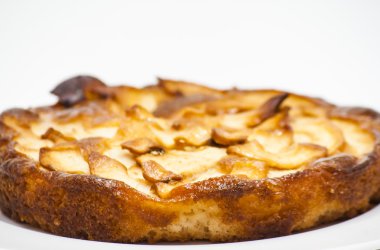 Beyaz tabakta elmalı turta.