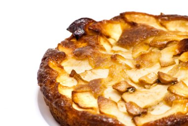 Beyaz tabakta elmalı turta.