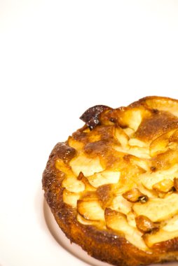 Beyaz tabakta elmalı turta.