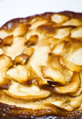 Beyaz tabakta elmalı turta.