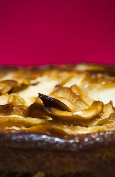 Яблочный пирог на белой тарелке на красном фоне — стоковое фото