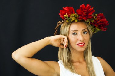 Güzel beyaz bir elbise ile kadın ve çiçek çelenk