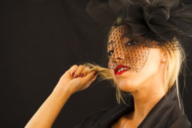 güzel bir kadın şapkası