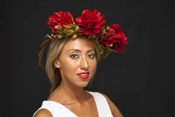 Schöne Frau mit weißem Gewand und Blumenkranz — Stockfoto