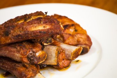 Kavrulmuş Domuz kaburga beyaz bir plaka üzerinde