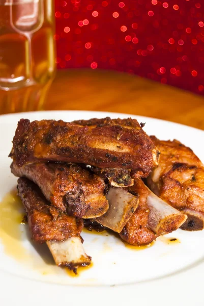 Costillas de cerdo asadas en un plato blanco — Foto de Stock