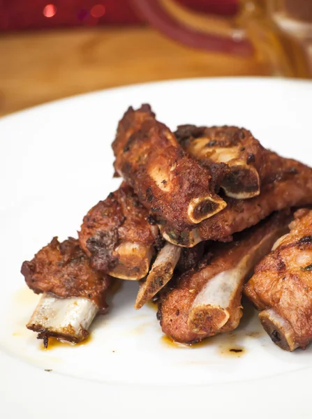 Costillas de cerdo asadas en un plato blanco — Foto de Stock