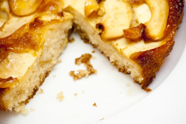 Torta de maçã em uma chapa branca — Fotografia de Stock