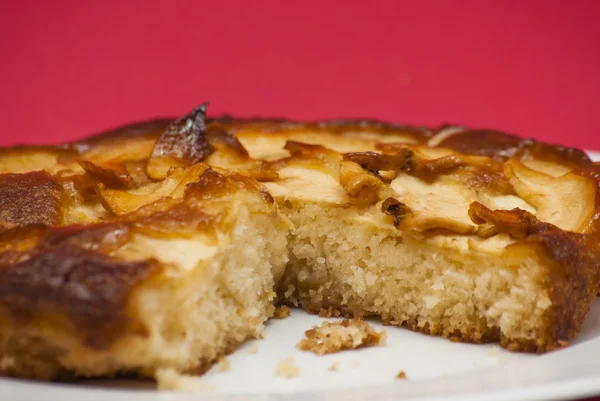 Torta de maçã em uma chapa branca — Fotografia de Stock