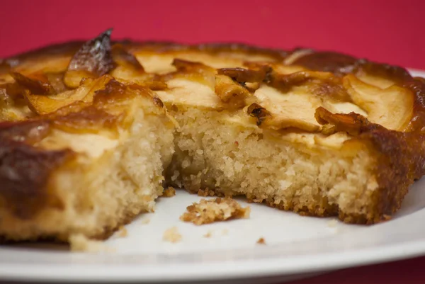 Torta de maçã em uma chapa branca — Fotografia de Stock