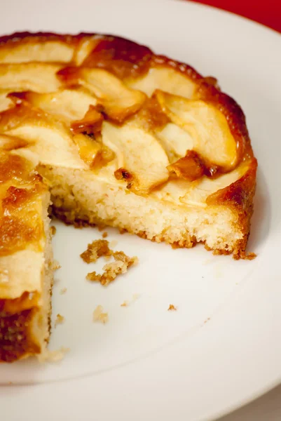 Torta de maçã em uma chapa branca — Fotografia de Stock