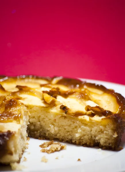 Torta de maçã em uma chapa branca — Fotografia de Stock