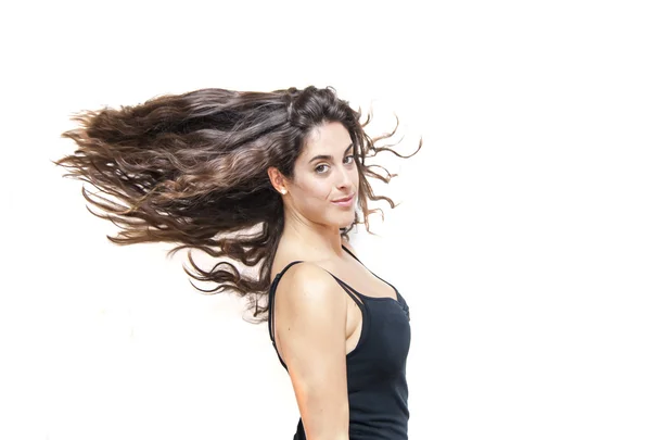 Hermosa mujer sacudiendo su cabello — Foto de Stock