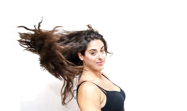 Mulher bonita tremendo seu cabelo — Fotografia de Stock