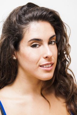 Güzel genç bir kadının portresi.