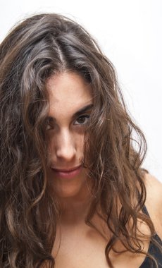 Güzel genç bir kadının portresi.