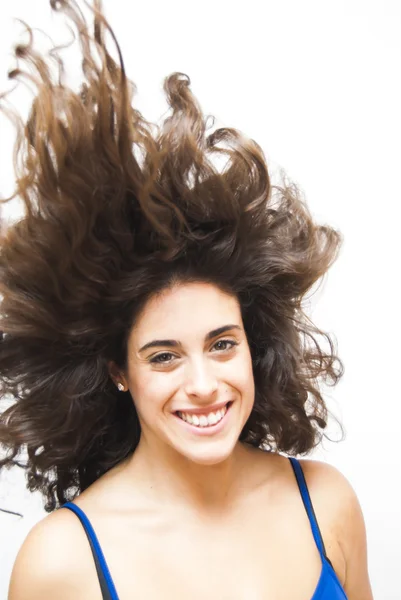 Mulher bonita tremendo seu cabelo — Fotografia de Stock