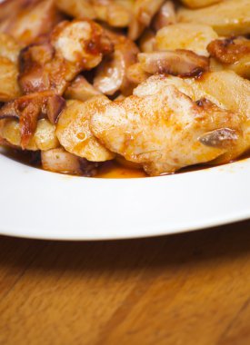 Ahtapot kırmızı biber ve patates beyaz tabakta da bilinen bir