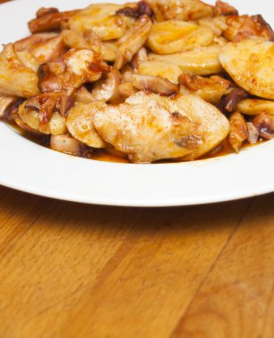 Ahtapot kırmızı biber ve patates beyaz tabakta da bilinen bir