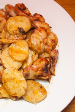 Ahtapot kırmızı biber ve patates beyaz tabakta da bilinen bir