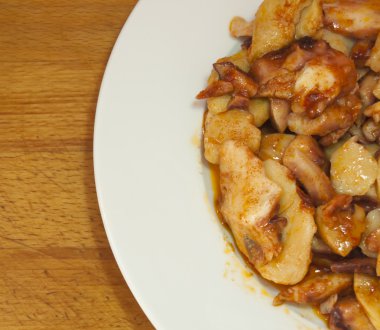 Ahtapot kırmızı biber ve patates beyaz tabakta da bilinen bir