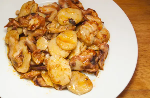 Pulpo con pimentón y papas en un plato blanco, también conocido como — Foto de Stock