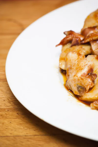 Pulpo con pimentón y papas en un plato blanco, también conocido como — Foto de Stock