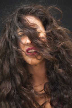 güzel bir kadın saçını sallama