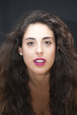 Güzel genç bir kadının portresi.