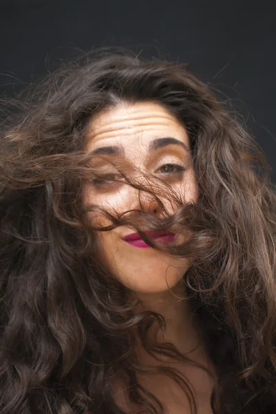 Bella donna che scuote i capelli — Foto Stock