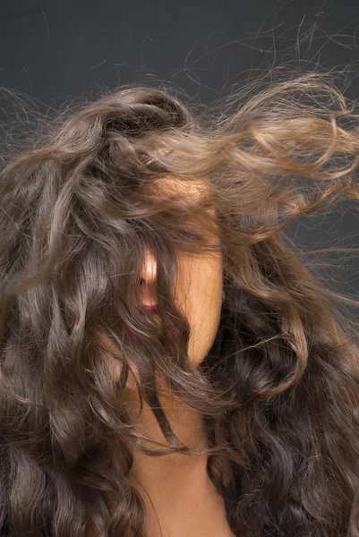 Vacker kvinna skakar hennes hår — Stockfoto