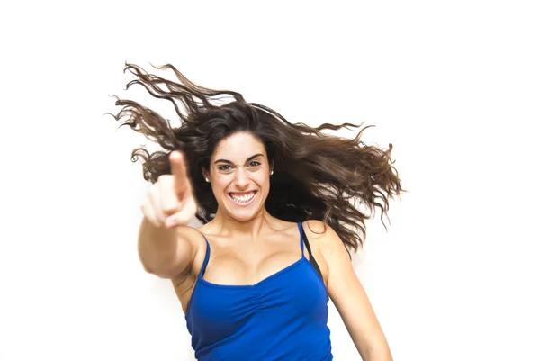 Retrato de una joven hermosa mujer agitando su cabello y señalando — Foto de Stock