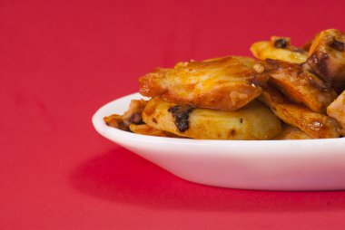 Ahtapot kırmızı beyaz tabakta, olarak da bilinen Galiçyaca oc biber ile