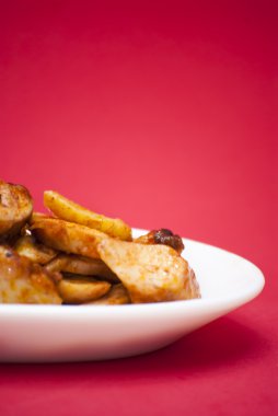 Ahtapot kırmızı beyaz tabakta, olarak da bilinen Galiçyaca oc biber ile