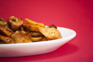 Ahtapot kırmızı beyaz tabakta, olarak da bilinen Galiçyaca oc biber ile