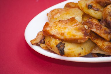 Ahtapot kırmızı beyaz tabakta, olarak da bilinen Galiçyaca oc biber ile