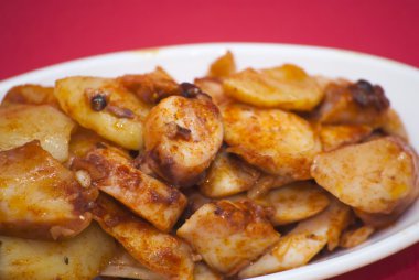 Ahtapot kırmızı beyaz tabakta, olarak da bilinen Galiçyaca oc biber ile